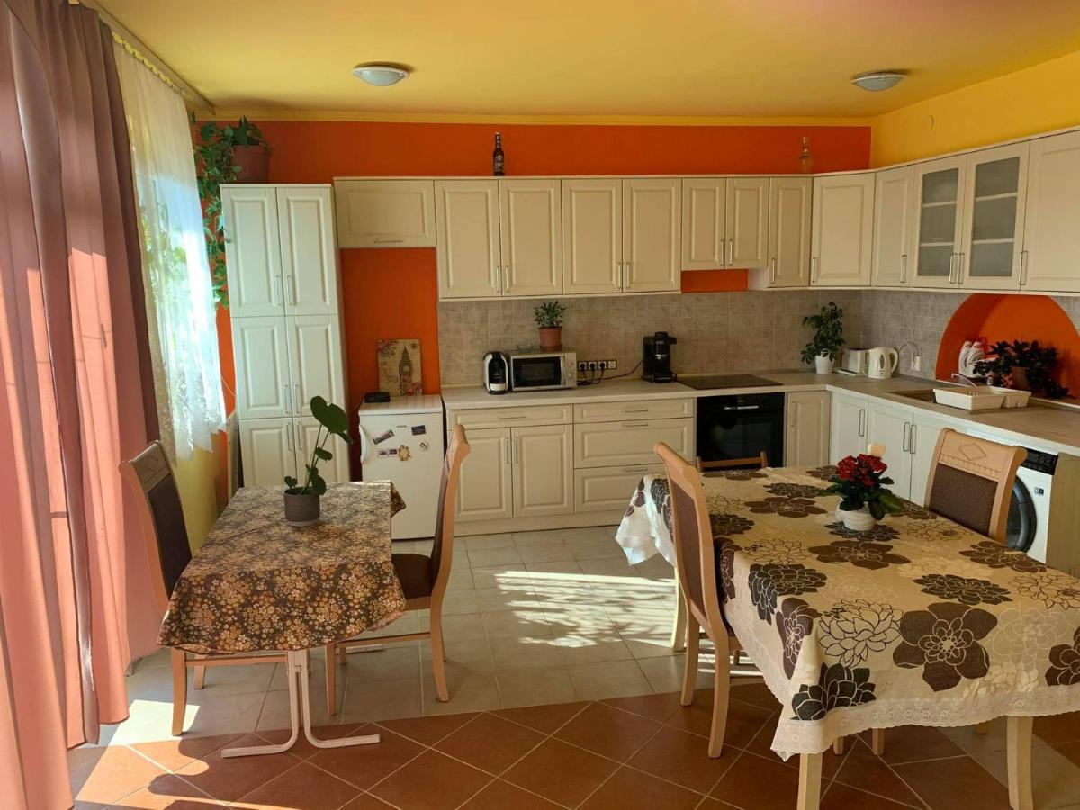 Kriszta Apartmanhaz Apartment Balatonlelle Exterior foto