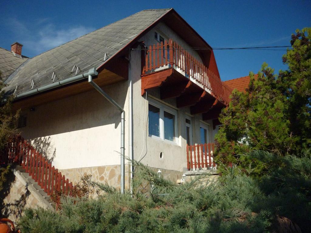 Kriszta Apartmanhaz Apartment Balatonlelle Exterior foto