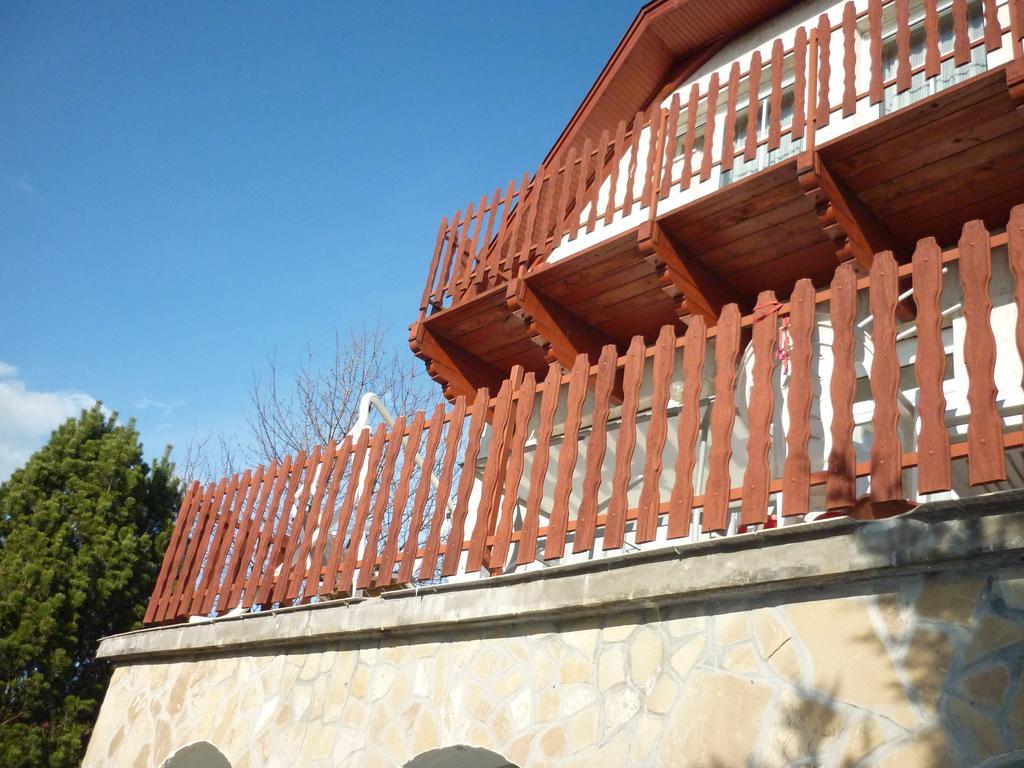 Kriszta Apartmanhaz Apartment Balatonlelle Exterior foto