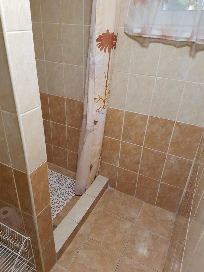 Kriszta Apartmanhaz Apartment Balatonlelle Exterior foto