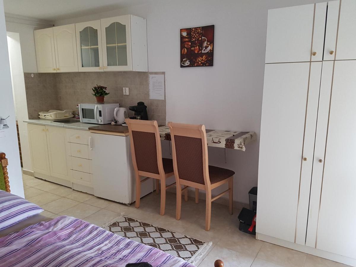 Kriszta Apartmanhaz Apartment Balatonlelle Exterior foto