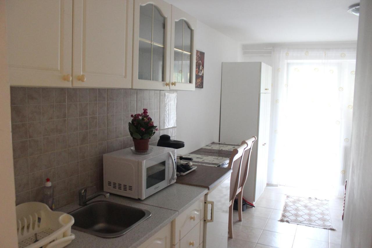 Kriszta Apartmanhaz Apartment Balatonlelle Exterior foto